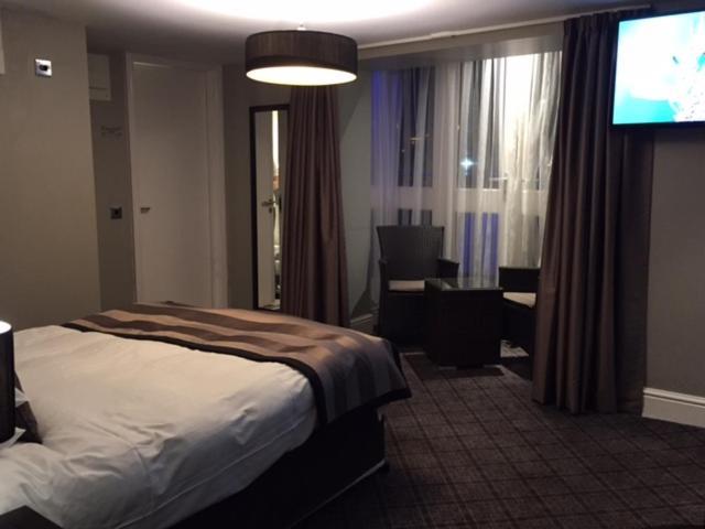 The Angel Hotel Wetherspoon Уитби Экстерьер фото